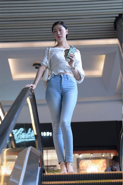 Tight Jeans에 있는 Tiểu Đình님의 핀 여성 청바지 패션 거리 패션 아름다운 여자