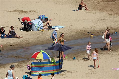 17 Pictures As Families Pack Out Tynemouth Beach On One Of Uks Hottest