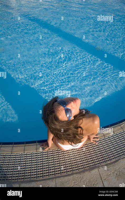 Junge Frau Im Weißen Bikini Sitzen Am Rand Des Pools Italien Stockfotografie Alamy