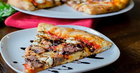 Anda boleh menggunakan gambar untuk keperluan pribadi dan komersial tanpa izin tertulis sebelumnya dan tanpa biaya atau kewajiban tertentu. Download Gambar Pizza Di Atas Meja - Gambar Makanan