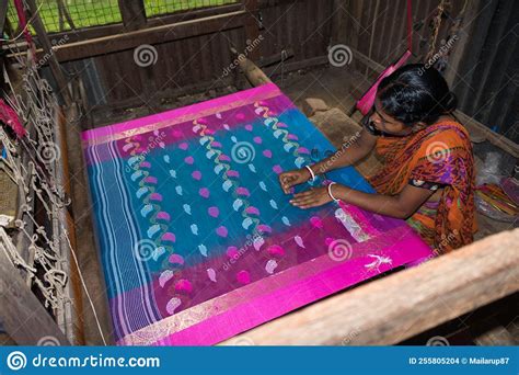 A Woman Weaving Tant Saree Editorial Stock Image Image Of Clothing