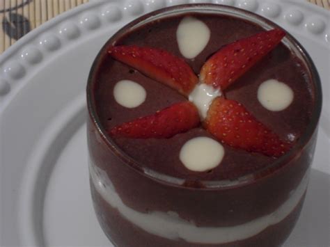 1 barra de chocolate meio amargo. La Cucina: Mousse de Chocolate com Morango