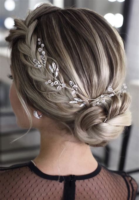 79 Stylish And Chic Wedding Half Updos For Thin Hair For Long Hair