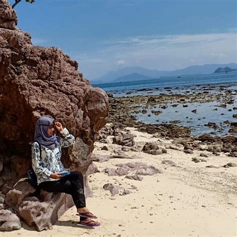 Kalian bisa menuju ke sana dengan kendaraan pribadi atau transportasi perjalanan dari stasiun krenceng ke pantai kurang lebih 1 jam.akhirnya kami sampai di pantai pasir putih sirih. 10 Foto Pantai Pasir Putih Lampung, Tiket Masuk, Lokasi ...