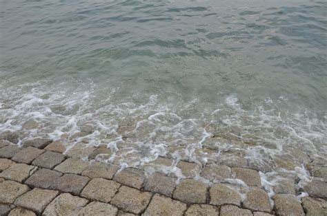 Keterangan gambar, ombak di teahupo'o di tahiti unik karena kondisi geogologi dan karang di pulau vulkanik ini. Gambar : laut, pantai, pasir, gelombang, batu, busa ...