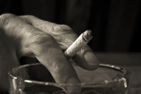 무료 이미지 남자 검정색과 흰색 화이트 사진술 연기 흡연 다리 손가락 좌석 검은 단색화 라이프 스타일