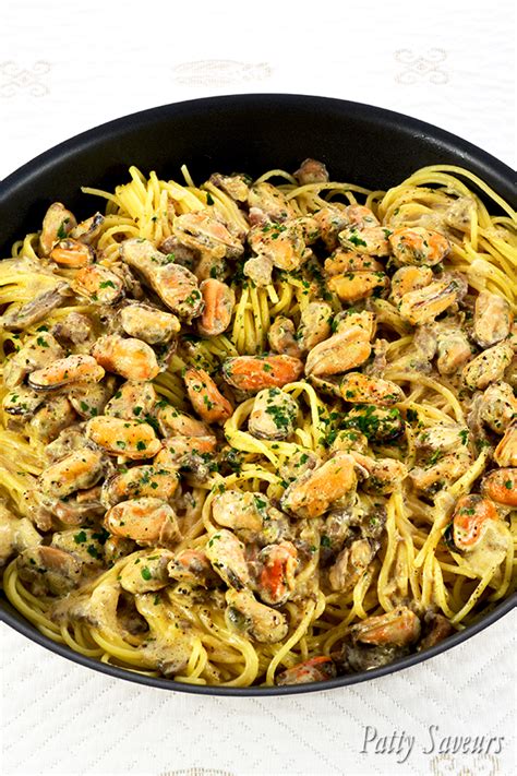 A simple recipe for pasta with mussels. Pasta and Mussels Creamy Wine Sauce