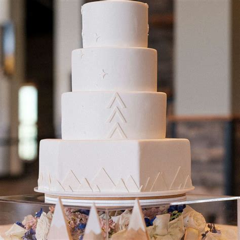 11 Seasonal Wedding Cake Ideas For A Winter Wedding