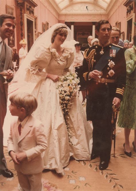 One of the most adored members of the british royal family, she died in a 1997 car crash. Imagens raras do casamento de Charles e Diana vão a leilão ...