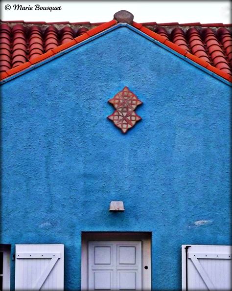 Ornement De Façade Sur Maison Bleue Marie Bousquet Flickr