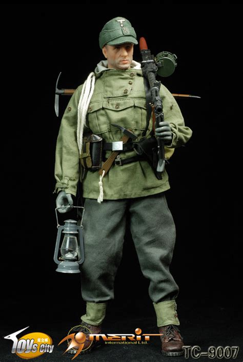 The cylinders bores were attached to the outer case at the 12, 3, 6 and 9 o'clock positions) for greater rigidity around the head gasket. toyhaven: Toys City German Mountain Troop "MG 34 Gunner ...