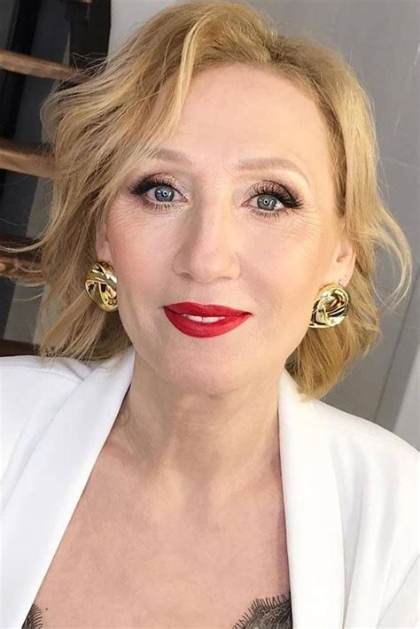 10 Makeup Tips For Older Women Look Younger And More Radiant