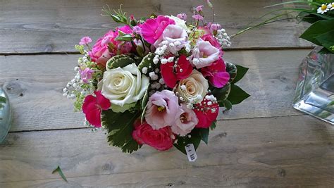 Rangkaian bunga akan lebih menarik apabila vas dan pot nya bervariasi. 15+ Rangkaian Bunga Mawar Untuk Altar Gereja - Gambar Bunga HD