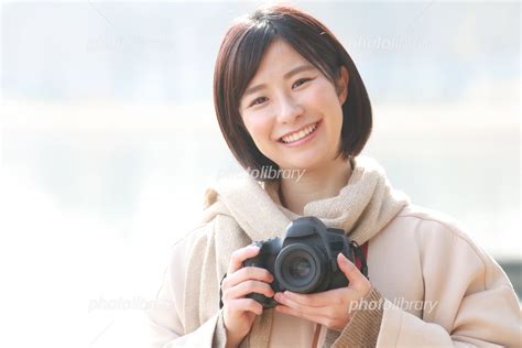 写真を撮る女性 写真素材 [ 7155835 ] フォトライブラリー photolibrary
