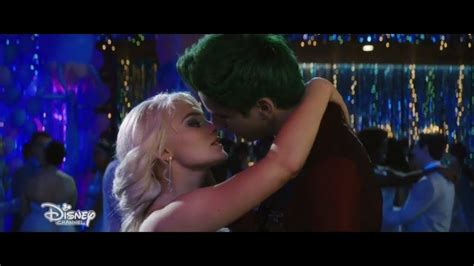 Zombies 2 Zed And Addison Kissing Scene Youtube