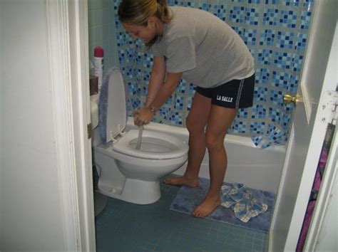 Hot Chicks Plunging Their Toilets 30 Pics