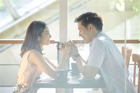 室内咖啡馆约会的年轻情侣高清图片下载 正版图片502089704 摄图网