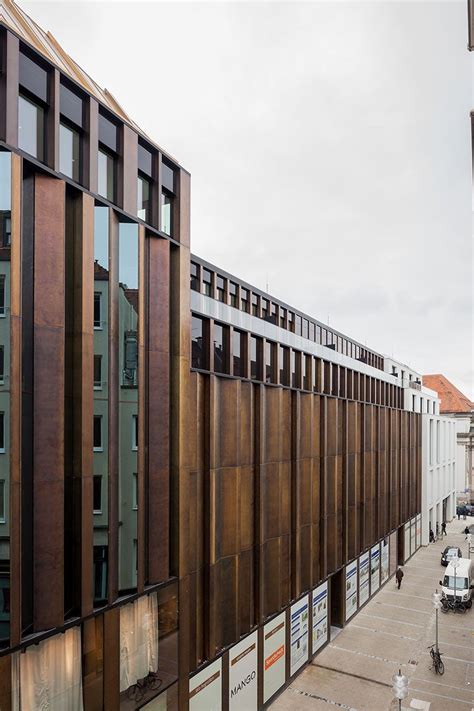 Münchens fußgängerzone mit dem karlstor zwischen joseph pschorr haus und stachus. Joseph Pschorr Haus building | Facade architecture