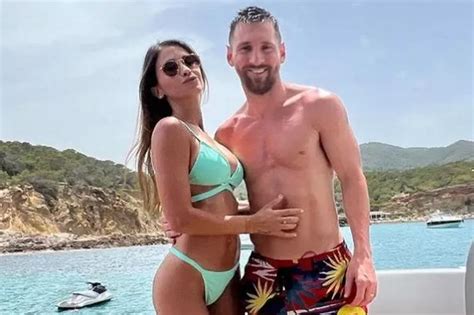 Lionel Messi S Gorgeous Wife Flaunts Underboob During Yoga Leaving Psg