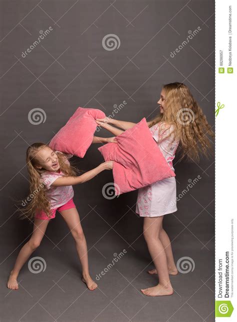 Les Belles Deux Filles Dans Des Pyjamas Roses Jouent Avant Daller Au Lit Image Stock Image Du