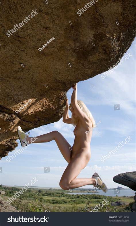 babe Nude Woman Climbing On Rock ภาพสตอก Shutterstock