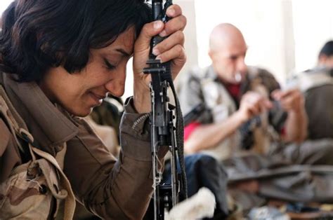kurdish peshmerga fighters women on the frontline in pictures female fighter women in