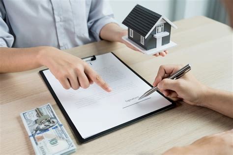 El Comprador Firma El Contrato Después De Que Los Agentes Inmobiliarios