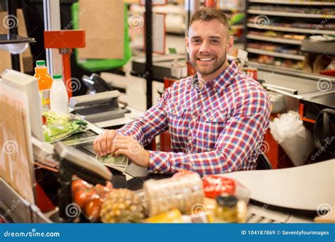 Jeune Caissier Beau Working Dans Le Supermarché Image stock Image du