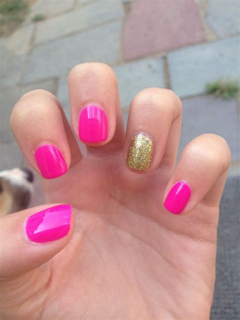 Hot pink nails with gold statement | Gold nails, Hot pink ... Tusindvis af nye billeder af høj kvalitet tilføjes hver dag.
