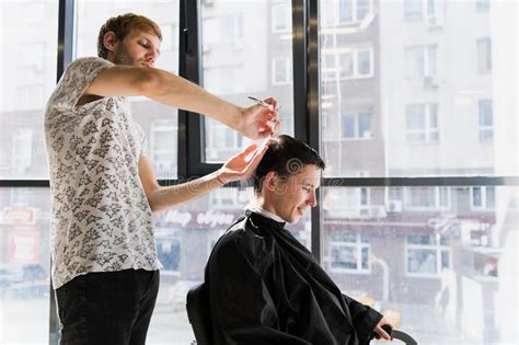 We specialize in men's, women's and children's haircuts. El Hairstyling De Los Hombres Y El Haircutting En Un Salón ...
