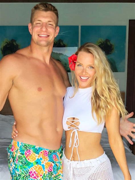 Former Nfl Star Rob Gronkowskis Gf Camille Kostek Hits A Fashion Grand Slam In New York Mets Jersey
