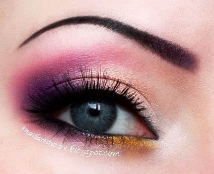 Three experts reveal how to do eye makeup with shaky hands: How To Apply Eyeshadow Like A Professional | AmazingMakeups.com