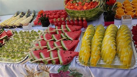 Una de las cajas de fruta diy que reciclé para el blog {pincha aquí para ver el post} la coloqué sobre la mesa de centro para así, agrupar los objetos y como mi estilo de decoración favorita es lo nórdico moderno me he decantado por elementos blancos con un toque de color en el portavela rojo (el tono. Mesa de frutas irada! - YouTube