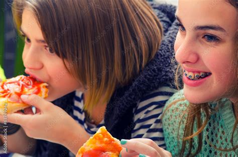 Teenage Girls Eating Pizza Stock Foto Adobe Stock