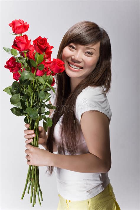 Roses Sentantes De Fille Asiatique Sexy Image Stock