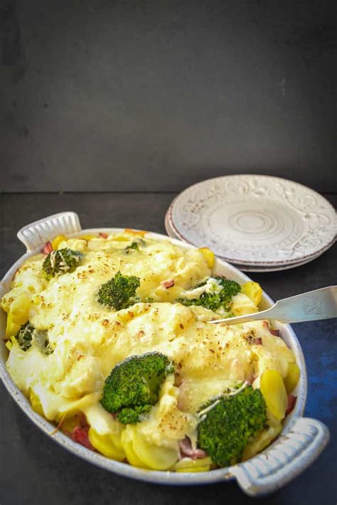 Den blumenkohl in röschen teilen, putzen, waschen, in kochendes salzwasser geben, halbweich kochen. Blumenkohl Brokkoli Auflauf mit Kartoffel - Kochen aus Liebe