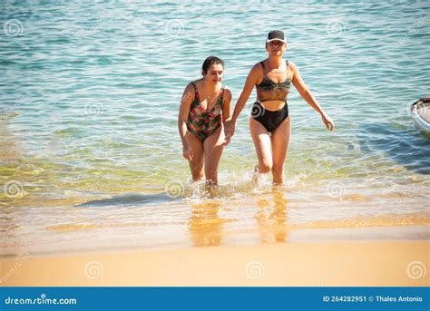Juni Mutter Und Tochter In Bikinis Kommen Am Strand Von Porto Da