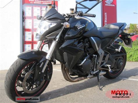 Honda cb series comes to life since 1960's by 450cc engine but now 2011 it comes again with 2011 honda cb1000r and its pretty cool specs. Honda CB1000R ABS 2011 Specs and Photos