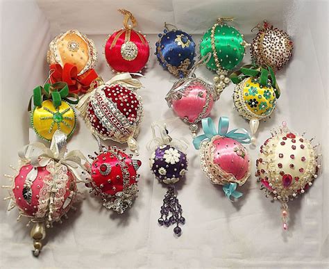 Vintage Silk And Bead Handmade Christmas Ornaments Lot Of 25 Seqiuns