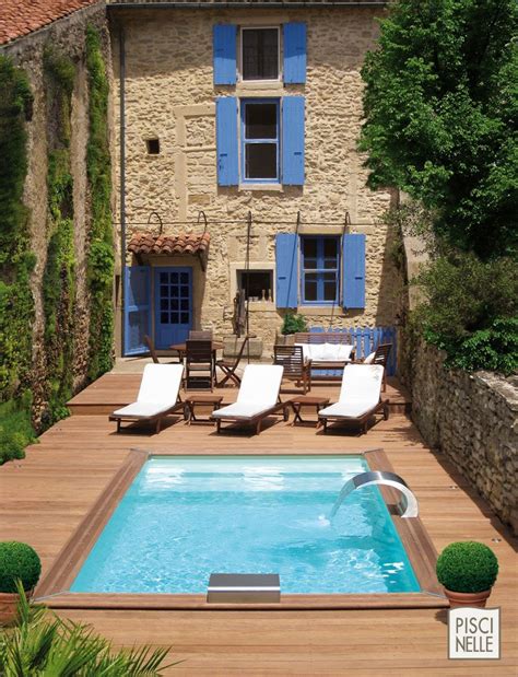 Aménagement petit jardin décoré avec piscine élégante. amenagement piscine petit espace