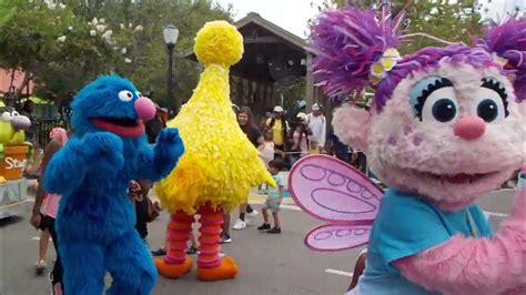Sesame Street Dance Party During Parade In Orlando Fl🥳🎉🎊 Youtube