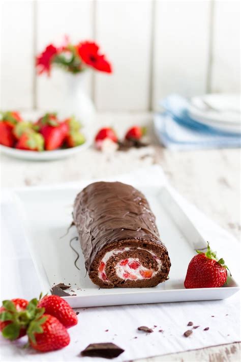Zum vergrößern der fotos, auf das gewünschte bild klicken nach helga`s art zutaten: Biskuitrolle mit Schokolade & Erdbeer-Mascarpone-Füllung ...