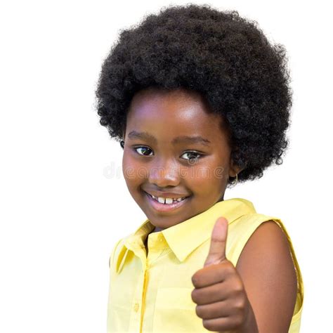 Muchacha Africana Linda Con El Pelo Afro Que Hace Los Pulgares Para