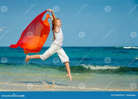 Tienermeisje Die Op Het Strand Springen Stock Foto Image Of Vrolijk