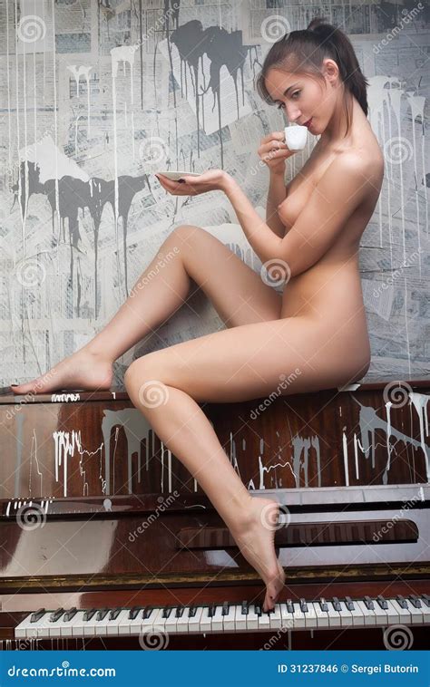Attraktive Nackte Frau Auf Trinkendem Kaffee Des Klaviers Stockfoto