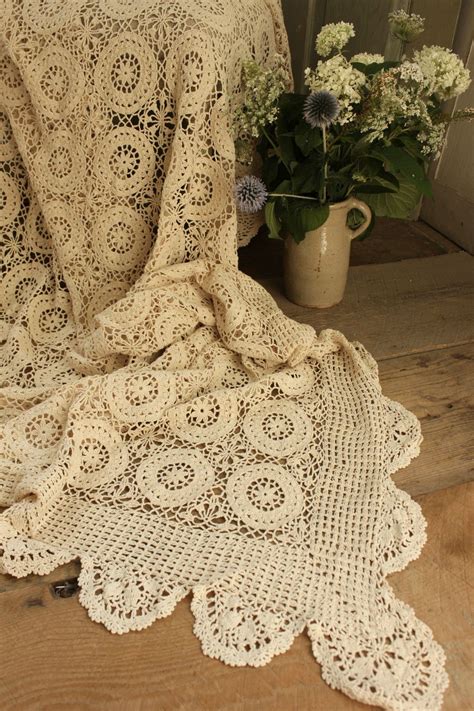 The flower medallions are only about 4 rows each, and it isn't hard to complete the whole project in less than a weekend. Vintage french lace crochet coverlet...gorgeous | Crochet ...