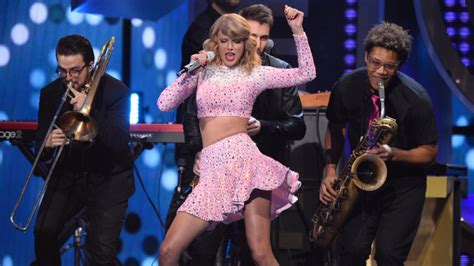 Taylor Swift Live Broadcasts Manhattan Rooftop Secret Session