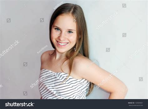 Beautiful Blondhaired 13years Old Girl Portrait Foto Stock 133909901