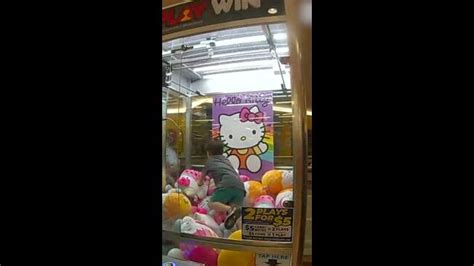 Three Year Old Gets Trapped In Claw Machine Townsville Bulletin