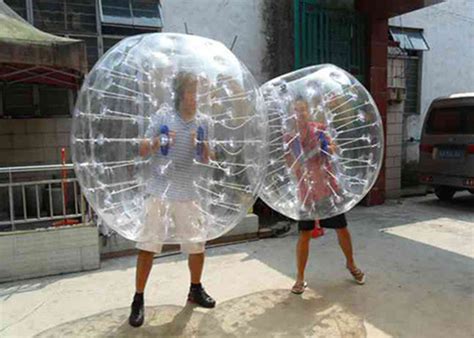 Desde uncomo, te traemos 18 juegos al aire libre para jóvenes para que todos juntos podáis matar el aburrimiento y aprender a la vez. bola de parachoques inflable para los adultos, bola del ...